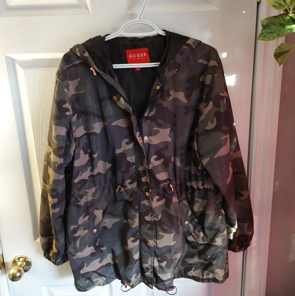 Women's Guess Camouflage Print Jacket. PRICE FIRM - Picture 1 of 8